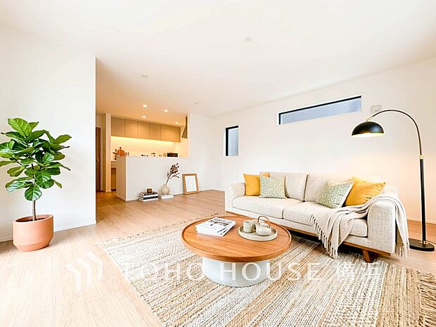 大きな窓から明るい陽射しが射し込む家族みんなの憩いの場。(家具・装飾品はAI加工です)