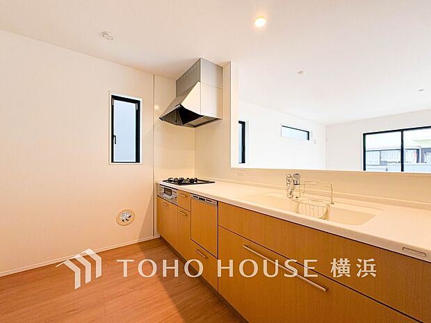 機能性とデザイン性を兼ね備えたシステムキッチン。リビングとの一体感も考慮され、美しい空間が実現。