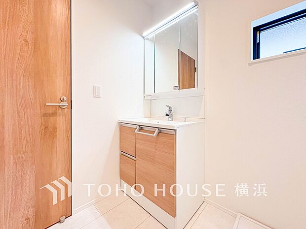 収納たっぷりの洗面台。毎朝身支度で活躍するスペースです。