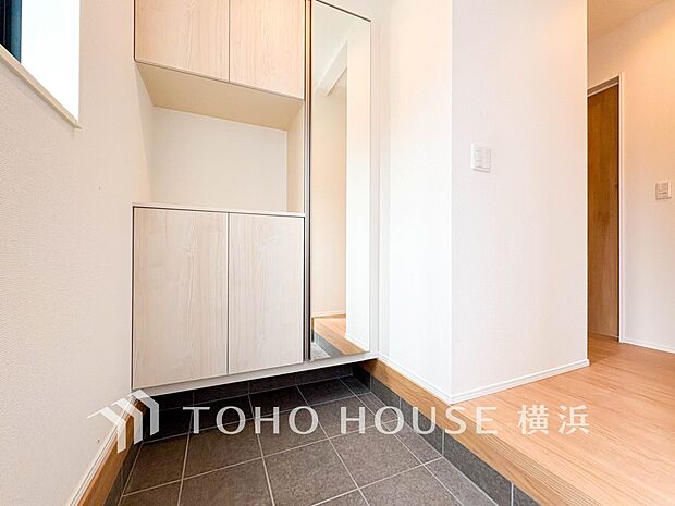 上質感漂う玄関と廊下。居住者の帰り、訪れる方を優しく迎えてくれます。