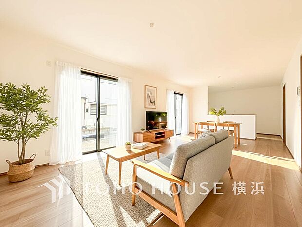 明るく開放的な空間が広がるLDK。室内には豊かな陽光が注ぎ込み、爽やかな住空間を演出。