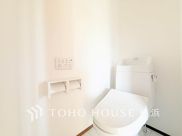 清潔感溢れるトイレ。落ち着いた空間で安らぎのひとときをお過ごしいただけます。