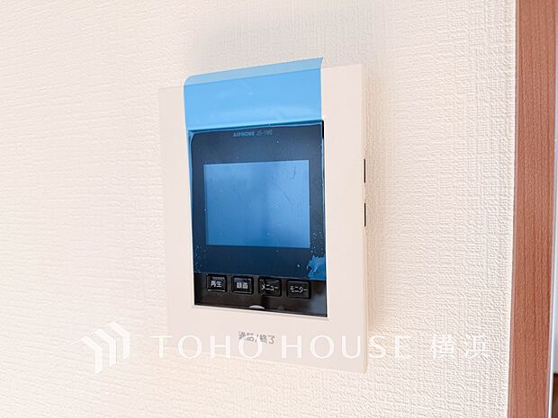 誰が来てもわかる様にモニター付きインターホンを設置。快適と安らぎを合わせた優しい設計。