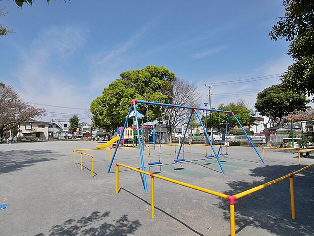 美晴台公園 170m 元気に走り回れる広い広場とお子様が楽しめる遊具のある公園。桜がきれいで地元の方のお花見スポットです。