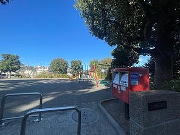 上の宮第三公園　750m　横浜市立上の宮中学校の近くにある整備されている公園です。走り回りながら遊ぶことも可能な広さです。 