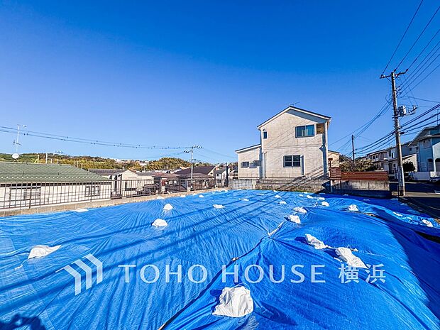 陽当りに恵まれ、心地よい光と風が溢れた敷地。（2026年1月撮影）