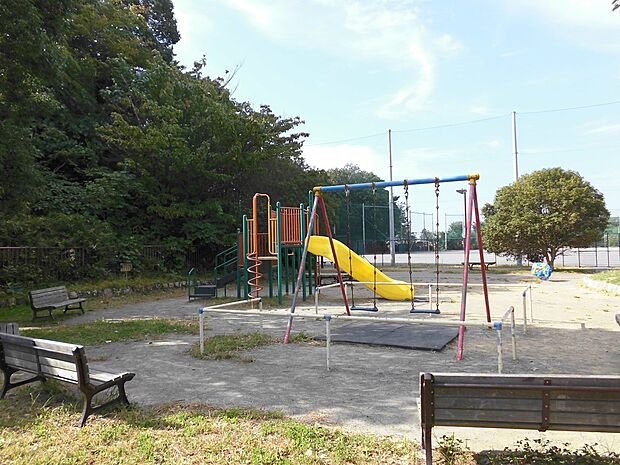 豊田中央公園　260m　広いグランドと小さなお子様にも安心な遊具があります。夏にはカブトムシやクワガタが採集できます。 