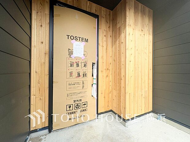 お住まいの顔となる玄関。住まう方のプライドを満たすクオリティを備えています。 