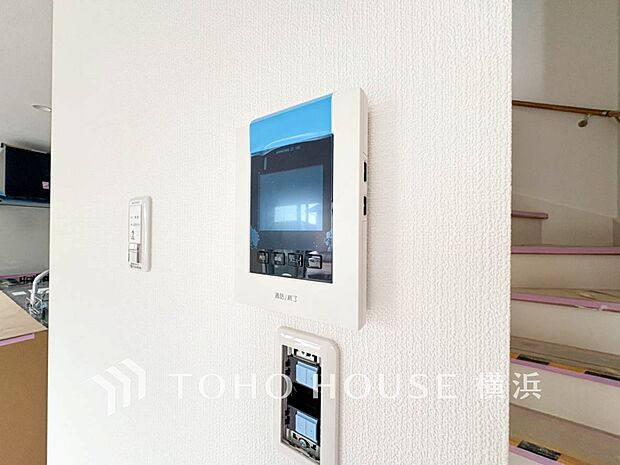 誰が来てもわかる様にモニター付きインターホンを設置。快適と安らぎを合わせた優しい設計。