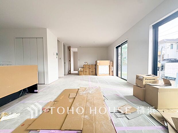 光と風があふれる開放的なリビングダイニングには自然と家族みんなが集まってきます。