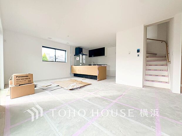 忙しい朝でも、しっかり家族が揃って食事をして頂けるゆとりある大きさのダイニングスペース。