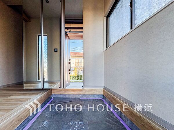 上質感漂う玄関。居住者の帰り、訪れる方を優しく迎えてくれます。