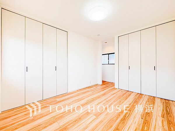 一日の疲れをいやしてくれる寝室。時を忘れて過ごす場所として過ごせるお部屋。