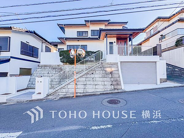 爽やかな青空の下に贅沢なほどに降り注ぐ陽光、豊かな居住性と、クオリティが見事に調和した住空間。