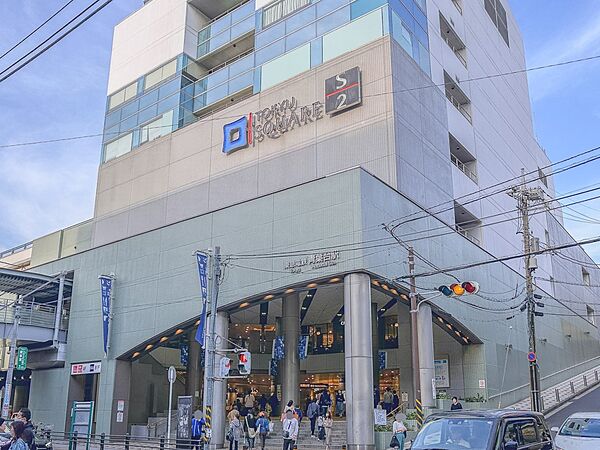 青葉台駅 （東急田園都市線）　1500m　急行停車駅。急行利用で「渋谷」駅へ約25分。半蔵門線乗り入れで「大手町」駅へもダイレクトアクセス。