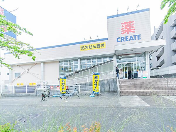 クリエイトエス・ディー青葉桜台店　700m　お薬や日用品はもちろん、冷蔵食品・冷凍食品・精肉・お酒などをお手ごろ価格で取り揃える頼もしいお店。