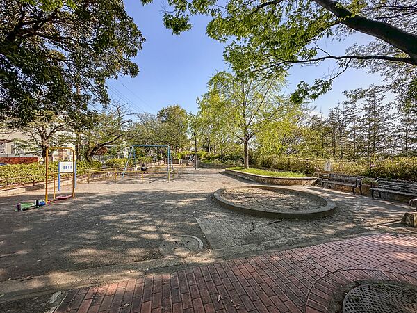たちばな台公園　130m　住宅街の中にある見晴らしの良い公園。広場や丘はお子様が遊ぶのにピッタリ。
