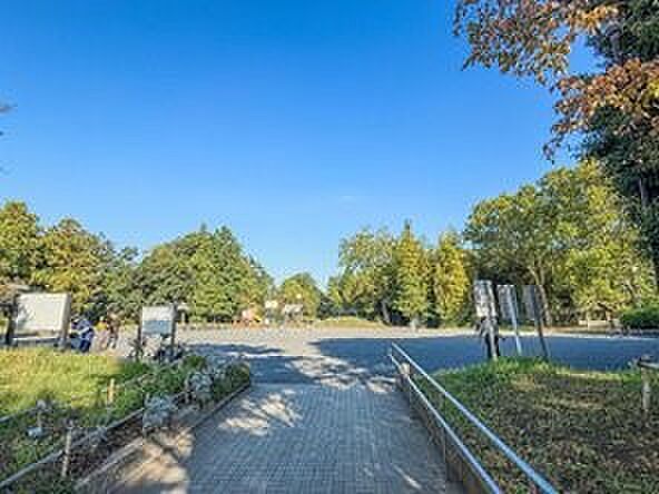 みたけ台公園　400m　東屋が多くあり、豊かな自然の景観の中でホッと一息つけるような公園です。お子様が楽しめる遊具もあります