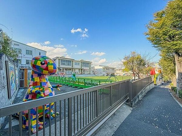 みたけ台幼稚園　600m　横浜市保育事業行っているので有料で朝7時半から夜18時半まで預けることができます。