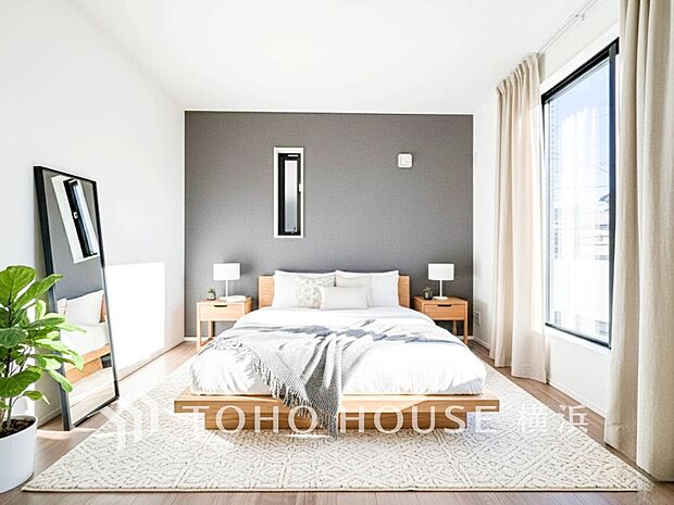 一日の疲れをいやしてくれる寝室。時を忘れて過ごす場所として過ごせるお部屋。（装飾品はAI加工です）