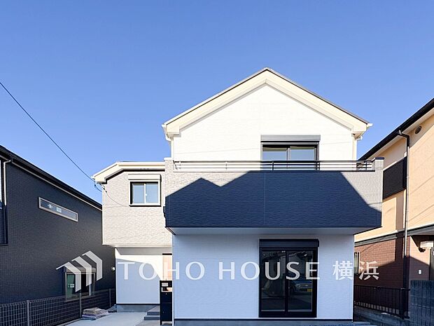 爽やかな青空の下に贅沢なほどに降り注ぐ陽光、豊かな居住性と、クオリティが見事に調和した住空間。