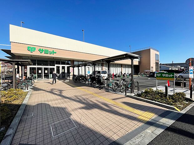 サミットストア上星川店　1000m　上星川駅徒歩5分の立地で、夜遅くに帰ったときにも気軽に立ち寄れる頼もしいスーパーです。 