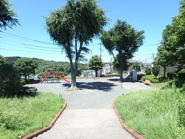 水道みち向台公園　450m　西谷浄水場の裏に位置する静かな公園です。 