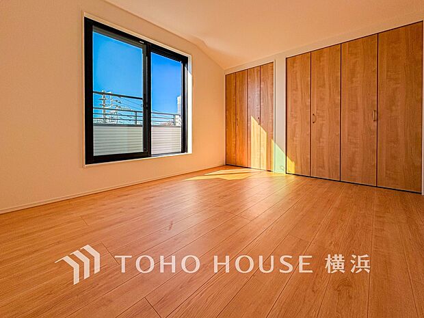 通風・採光にも優れ、心地よい光と風があふれています。プライベートな自分時間を快適に過ごせるお部屋。