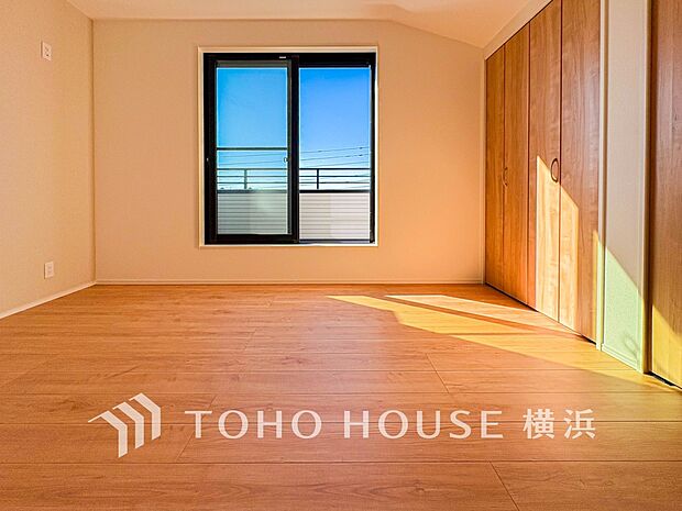 心地よい光と風があふれています。プライベートな自分時間を快適に過ごせるお部屋。