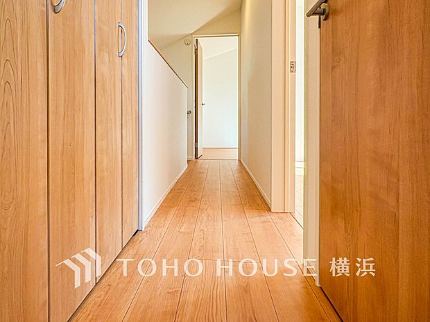 清潔感漂う廊下。各お部屋をつなぐ主要空間として美しく存在しています。