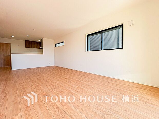 忙しい朝でも、しっかり家族が揃って食事をして頂けるゆとりある大きさのダイニングスペース。