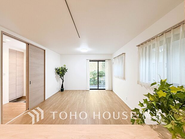 豊かな光が照らすこの場所は、たわいもない会話を楽しみ、ゆったりとした時間を過ごす場所。