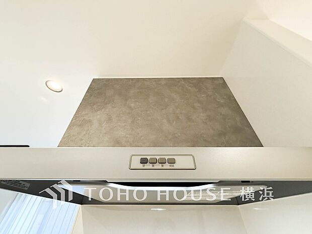 【レンジフード】 換気扇に比べ、煙や臭いを集める能力が高いレンジフードは、日々のお手入れが楽なのも魅力の一つ。