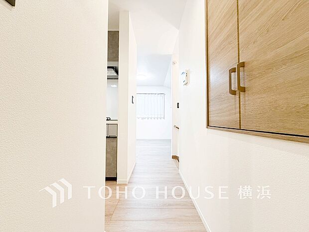 清潔感漂う廊下。各お部屋をつなぐ主要空間として美しく存在しています。