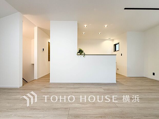 豊かな光が照らすこの場所は、たわいもない会話を楽しみ、ゆったりとした時間を過ごす場所。