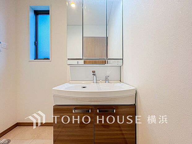 ハンドシャワー付きの洗面化粧台。朝の忙しい時間にも、手早く身支度を整えられそうです。