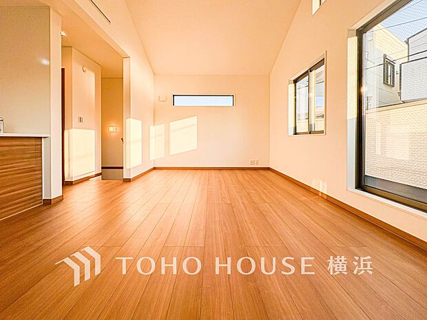 光と風があふれる開放的なリビングダイニングには自然と家族みんなが集まってきます。