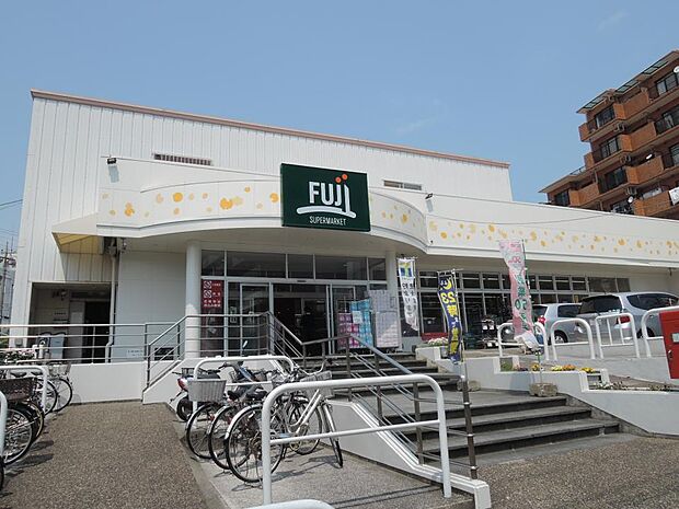 Fuji野庭店　230m　地域密着型のスーパー。野菜やお肉の種類も豊富。お酒や薬も取り扱っています。 