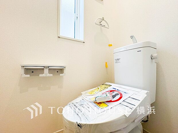 換気と明るさに配慮した、清潔感溢れるトイレ。落ち着いた空間で安らぎのひとときをお過ごしいただけます。