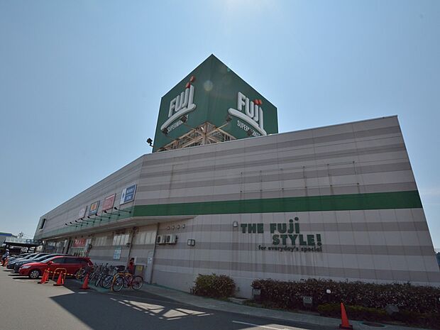 Fuji橋戸店　1000m　深夜遅くまで営業、お帰りが遅い方も利用できます。100円ショップやドラッグストアもあります。 