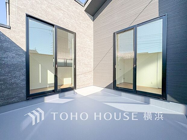 休日にまとめてお洗濯される方も安心のバルコニー。