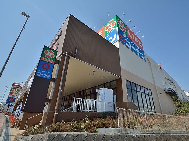 ライフ戸塚汲沢店　850m　1階にスーパー、イートインできるカフェもあります。2Fにホームセンター「コーナン」がございます。 