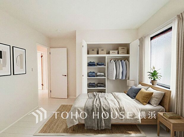 通風・採光にも優れ、プライベートな自分時間を快適に過ごせるお部屋。(家具・装飾品はAI加工です)