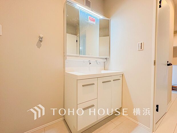 収納たっぷりの洗面台。毎朝身支度で活躍するスペースです。