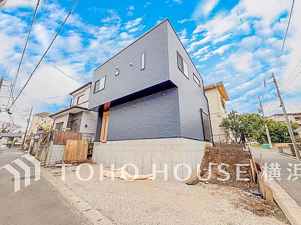 爽やかな青空の下に贅沢なほどに降り注ぐ陽光、豊かな居住性と、クオリティが見事に調和した住空間。