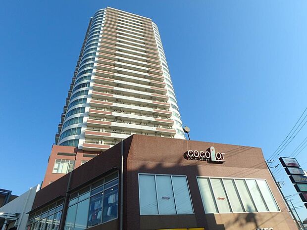 ココロットつるがみね 1700m 鶴ヶ峰駅直結。相鉄ローゼンやドラッグストアも入っているのでお帰りの買い物にも便利です。