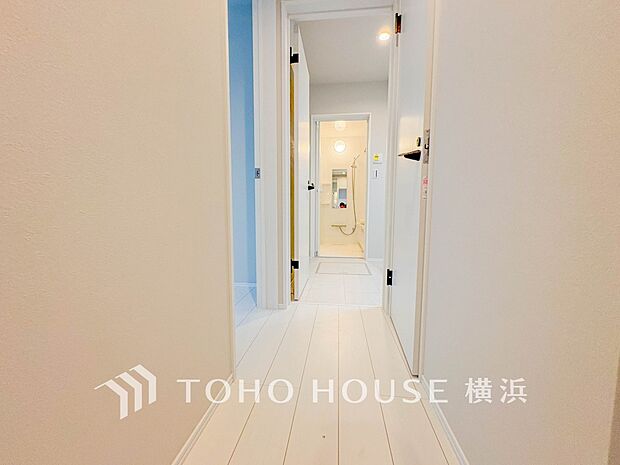 清潔感漂う廊下。各お部屋をつなぐ主要空間として美しく存在しています。