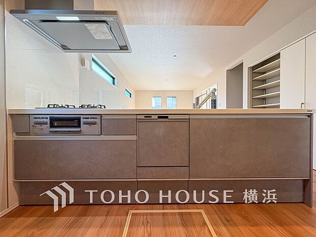 機能性とデザイン性を兼ね備えたシステムキッチン。リビングとの一体感も考慮され、美しい空間が実現。