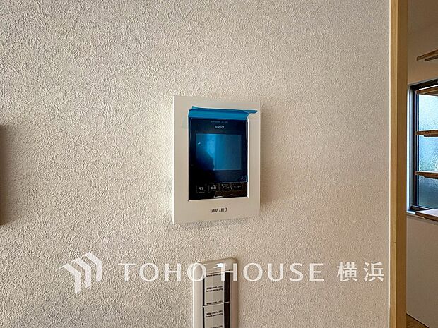 誰が来てもわかる様にモニター付きインターホンを設置。快適と安らぎを合わせた優しい設計。