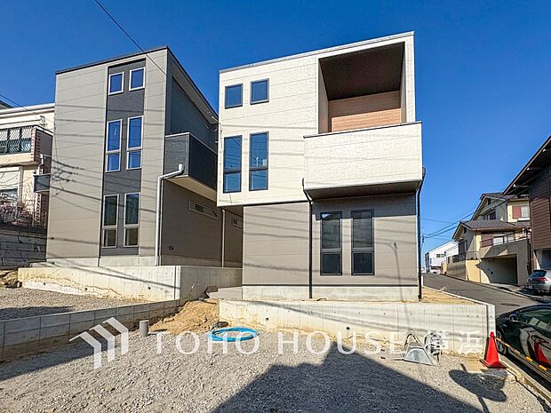 住む人を映し出す洗練された佇まいは、いつまでも輝き続けながらいつしか街の風景に溶け込んでいきます。